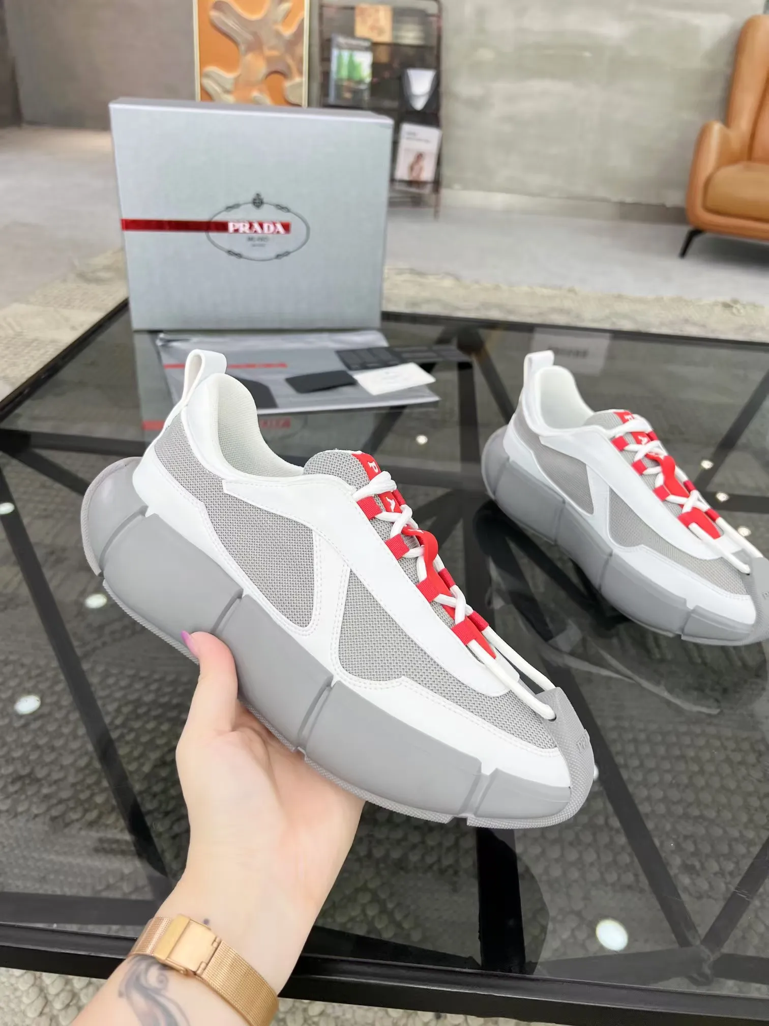 P500 Yuan 38-45 Prada Prada’s new men’s genuine leather sports shoes, the highest version on the market, any comparison is welcome🆚! The original leather has excellent texture and is super high-end! Fetal sheep net lining imported from Italy, removable pad! Luxurious materials and fine workmanship, highly recommended!